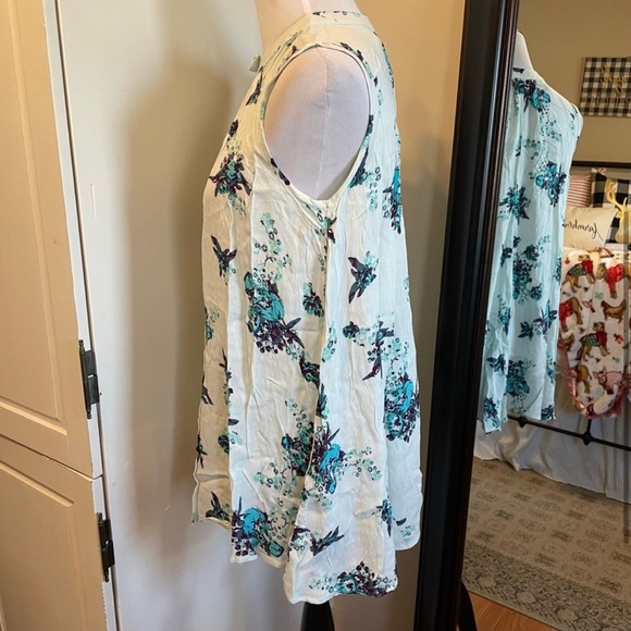 🔴 Charming Charlie Small Sleeveless Blouse - Picture 3 of 7